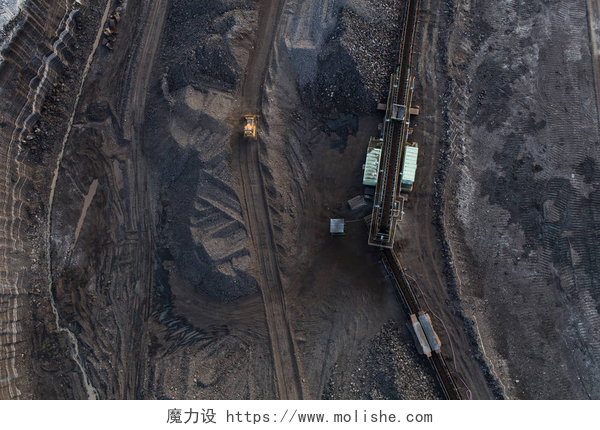 让往下看的煤矿土地煤矿工业景观鸟瞰图 